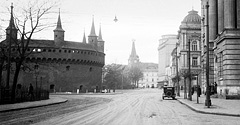 (#14) ul. Basztowa, widoczny Barbakan