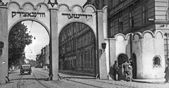 (#29) ul. Limanowskiego, widoczna główna brama do krakowskiego getta