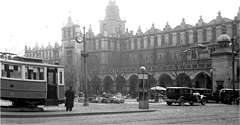 (#53) Tramwaje na krakowskim Rynku i pies w różowym wdzianku