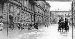 (#73) ulica Wojciecha Bogusławskiego podczas powodzi, widoczny… mężczyzna w kajaku