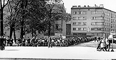 (#81) Plac Jana Nowaka-Jeziorańskiego i kamienica zasłonięta hotelem