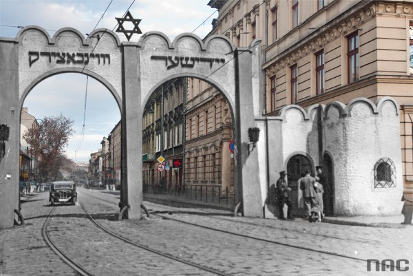 (#29) ul. Limanowskiego, widoczna główna brama do krakowskiego getta 