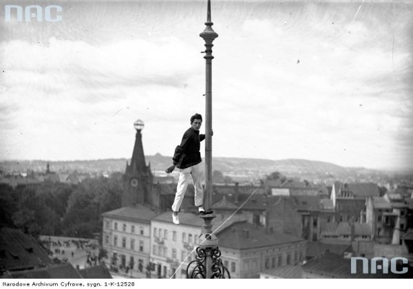 Feliks Nazarewicz na iglicy w centrum miasta. W tle widoczny Dom Pod Globusem.